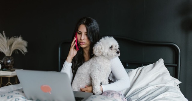 Propriétaire appelant avec son chien à proximité